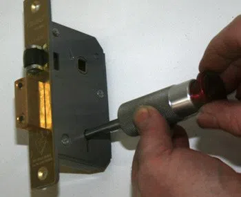 Hollywood Galaxy Locksmith Hollywood, FL 954-283-1777 - 1a-Changing-Locks